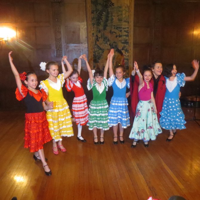 Integrantes del grupo de flamenco que dirige la profesora Carmen de Vicente en Isabella & Ferdinand.