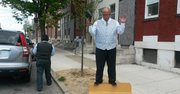 Predicador Kevin Germany, el 28 de abril, en la Riggs St. de Baltimore, Maryland, durante una tarde llena de tensión.