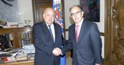 El embajador de España ante la OEA Jorge Hevia presenta cartas credenciales a José Miguel Insulza, Secretario General de la OEA el 30 de marzo de 2012.