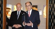 El embajador Hevia ofrece el discurso inaugural de la Exposición “VIII Bienal Iberoamericano de Arquitectura y Urbanismo (BIAU)” en el Museo de Arte de las Américas (AMA) de la OEA, en Washington, DC. El embajador se encuentra acompañado del Secretario General de la OEA, José Miguel Insulza. Este evento se realizó en marzo de 2013.