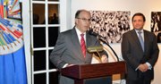 El embajador Jorge Hevia inaugura la exposición “Víctimas del Terrorismo” en el Museo de Arte de las América (AMA) de la OEA el 10 de noviembre de 2014. Junto al Embajador se encuentra Alfonso Quiñónez, Secretario de Relaciones Externas de la OEA.