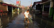 Un joven es visto hoy, domingo 3 de mayo de 2015, caminando por las zonas afectadas debido al fuerte oleaje registrado en la playa El Mahajual a 42 kilómetros al suroeste de San Salvador.