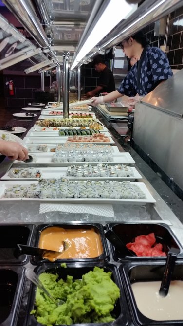 El restaurante tiene un área en donde preparan sushi al momento