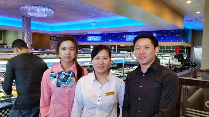 La dueña de Flaming Grill Revere Ling Chen (centro) y miembros de su equipo de administración