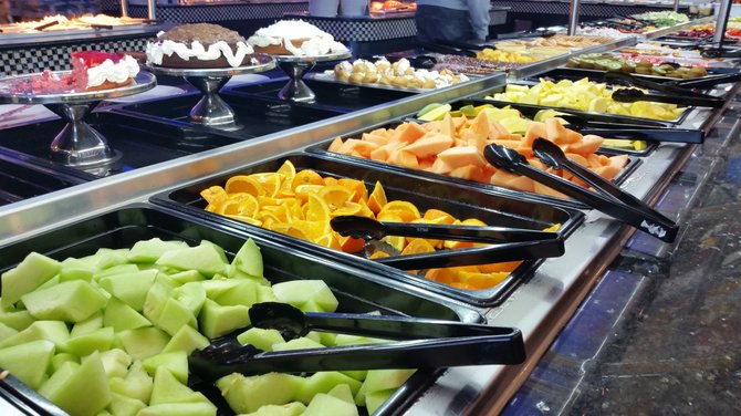 Un área completa del restaurante ofrece postres y frutas frescas