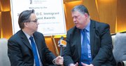 Armando Trull (der.) conversa con el director de El Tiempo Latino, Alberto Avendaño, en un video-reportaje sobre la entrega de premios del AIC.