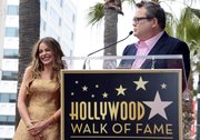 La actriz colombiana Sofía Vergara, junto al actor estadounidense Eric Stonestreet, durante la ceremonia para recibir su estrella en el Paseo de la Fama en Hollywood, California, el 7 de mayo.