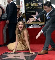 La actriz colombiana Sofía Vergara y su hijo Manolo González-Ripoll Vergara posan, el 7 de mayo de 2015, durante la ceremonia para recibir su estrella en el Paseo de la Fama en Hollywood, California