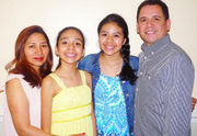 Samantha Ríos, de 14 años —la estrella de La Voz Kids— al lado de su padre, Francisco Javier; su hermana Sofía, de 12 y su mamá, Beatriz.