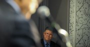 Trull observa mientras el abogado José Pertierra hace su perfil biográfico antes de entregarle el premio del American Immigration Council.