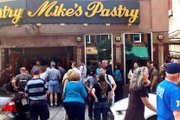 Mikes Pastry, en el North End, es una pastelería famosa por sus canolis