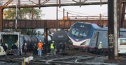Hoy, 13 de mayo de 2015, operarios trabajan en el lugar donde un tren descarriló en Filadelfia. Al menos cinco personas murieron y otras 65 resultaron heridas, seis de ellas en estado crítico, al descarrilar ayer un tren de pasajeros que cubría la ruta entre Washington, DC, y Nueva York.