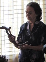 Doña Irlanda Gutiérrez Galdámez sostiene una cruz que fue de monseñor Óscar Arnulfo Romero.