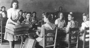 En las primeras décadas del siglo XX creció la empresa de tortas Inés Rosales en Castilleja de la Cuesta —en la provincia de Sevilla, España.