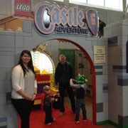 Ashley Barnett, de la gerencia de Relaciones Públicas y Promociones Especiales de Port Discovery, durante una gira con El Tiempo Latino por la exhibición Aventuras en el Castillo de LEGO.
