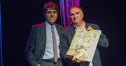 Guillermo Corral, Agregado Cultural de la embajada de España en Washington, (izq.), en nombre del embajador de España —Ramón Gil Casares— hace entrega del premio Noche de Estrellas del Teatro GALA al chef José Andrés.