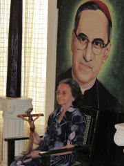 Irlanda Gutiérrez Galdámez, prima hermana de Monseñor Romero, en su casa de Ciudad Barrios con una cruz que le perteneció al mártir que será beatificado el 23 de mayo en San Salvador.