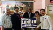 LATINOS POR LANDER. El candidato James Lander (centro), con el activista Andrés Tobar, Joseph Leitmann-Santa Cruz y su niña Chloe; la miembro de la junta escolar, Emma Violand-Sánchez y Gastón Araoz, el martes 19 de mayo.
