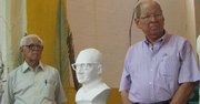 Tiberio Arnoldo y Santos Gaspar Romero Galdámez (der.), dos de los hermanos de Monseñor Óscar Arnulfo Romero, posan junto a un busto del mártir en Ciudad Barrios.
