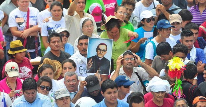 Devotos asisten hoy, sábado 23 de mayo de 2015, a la ceremonia de beatificación de Óscar Arnulfo Romero (1917-1980) presidida por el cardenal Angelo Amato, enviado del papa Francisco, en la plaza Salvador del Mundo de San Salvador