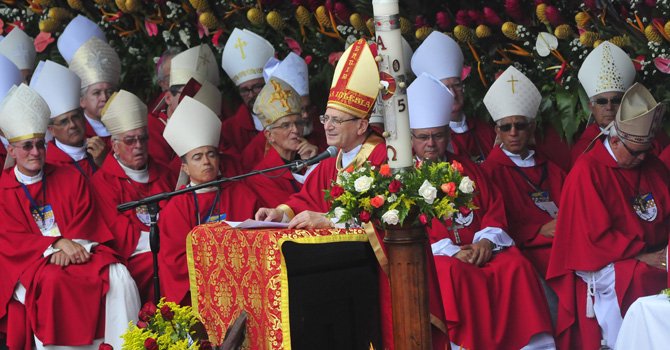 El cardenal y enviado especial del papa Francisco, Angelo Amato, preside hoy, sábado 23 de mayo de 2015, la ceremonia de beatificación de Óscar Arnulfo Romero (1917-1980) en la plaza Salvador del Mundo de San Salvador 