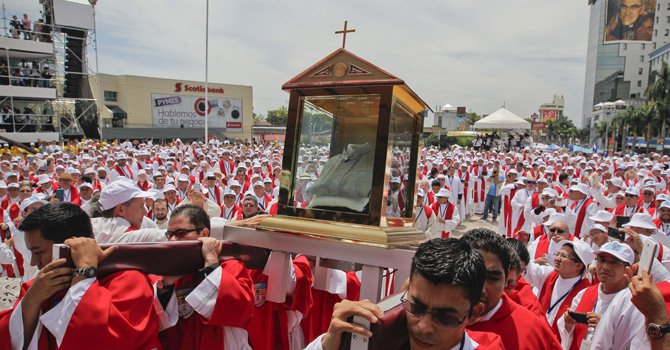 Un grupo de acólitos carga las reliquias del mártir salvadoreño monseñor Romero (la camisa que llevaba el día de su asesinato)durante su ceremonia de beatificación hoy, sábado 23 de mayo de 2015, en San Salvador 