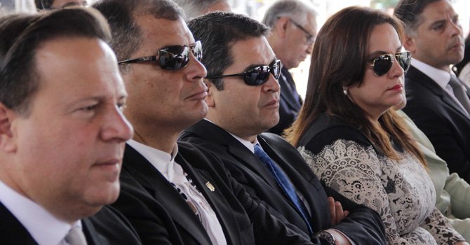 Fotografía cedida por la Presidencia de El Salvador hoy, sábado 23 de mayo de 2015, que muestra a (i-d) los presidentes de Panamá, Juan Carlos Varela; de Ecuador, Rafael Correa, y de Honduras, Juan Orlando Hernández, durante la ceremonia de beatificación de Óscar Arnulfo Romero (1917-1980), 