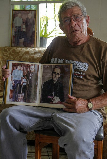 Fotografía fechada el 22 de mayo de 2015 que muestra a Jorge Alberto Hernández, chófer de Romero cuando fue obispo de la diócesis de Santiago de María (Usulután), entre 1974 y 1977, mientras sostiene fotografías durante una entrevista en San Salvador (El Salvador). Defensores de derechos humanos y allegados a Romero dicen que el arzobispo, asesinado el 24 de marzo de 1980, era el "ancla" que impedía a El Salvador zarpar a un viaje de sangre y dolor que le costaría la vida de unas 75.000 personas en 12 años de guerra civil.
