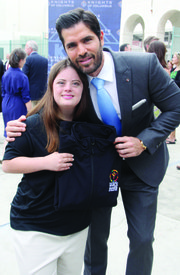 LOS ANGELES 2015. La mensajera global de las Olimpiadas Especiales, Caley Versfelt y el actor Eduardo Verástegui en un evento en Los Angeles.