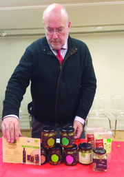 Eleuterio Vicente Abad organiza las muestras de productos orgánicos de su empresa Campomar Nature, durante el evento de promoción de Anadalucía en Washington, DC, el 27 de abril, 2015.