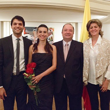 Narda Muñoz (2da. a la izq.) al lado del embajador de Colombia en Washington, Luis Carlos Villegas, luego del concierto en esa sede diplomática en octubre de 2014.