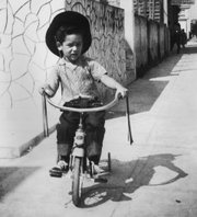 El niño Juan José Valdés monta en triciclo en su vecindario de La Habana.