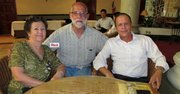 Valdés, centro, se reunió con sus primos, Mayda Arecelia Valdés Pérez y con Miguel Gerardo Valdés Pérez, 52 años después en La Habana.