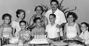Valdés celebra su séptimo cumpleaños La Habana, en el mes de septiembre de 1960. Detrás de él están sus padres, Juliana y José. A su derecha está su primo Miguel; detrás de Miguel está la prima Mayda.