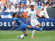 El salvadoreño Alexander Mendoza en acción con el hondureño Anthony Lozano en acción del partido en el RFK el 31 de mayo de 2015.