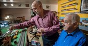 Juan Valdés junto a su padre, José Valdés, en el sótano de su casa de Gaithersburg, en Maryland, donde guarda su colección de trenes.
