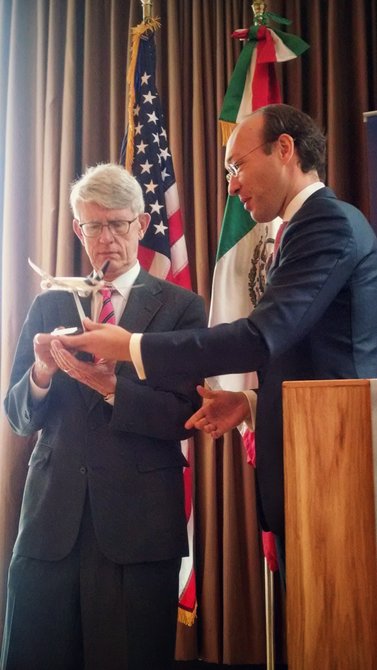 Anko van der Werff, Chief Revenue Officer de Aeromexico, entrega un avión miniatura a Thomas Glynn, director ejecutivo de Massport.