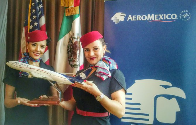 Asistentes de vuelo de Aeromexico que trabajaron en el vuelo inaugural Ciudad de México-Boston el 1 de junio.