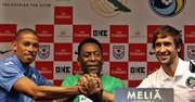 El exfutbolista brasileño Edson Arantes Do Nascimento, Pelé (centro), posa junto al jugador del Cosmos de Nueva York, el delantero español Raúl González (derecha), y el capitán de la selección nacional de Cuba Yeniel Márquez, el 1 de junio antes del partido entre el Cosmos y la selección cubana.