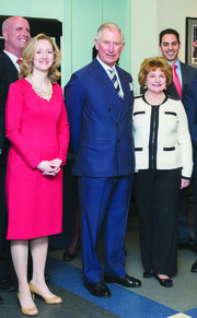 VISITA REAL. Sonia Gutiérrez (der.) junto al príncipe Carlos de Inglaterra y la actual directora ejecutiva de Carlos Rosario, Allison R. Kokkoros, durante una visita, en marzo de 2015, del príncipe británico al centro educativo de DC.