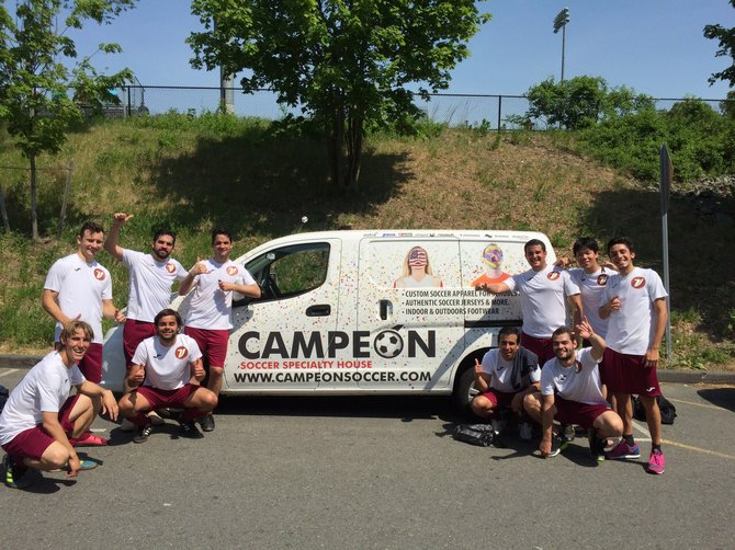 LaVino FC celebra su victoria 3-0 contra el equipo NoertEast United FC