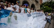 Un grupo de personas participa en una vigilia en la iglesia Chiquinquirá el sábado 6 de junio de 2015, en Caracas (Venezuela). La vigilia se realiza para pedir por la salud de los opositores en huelga de hambre y por la mediación del papa Francisco en la crisis venezolana.