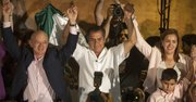 El candidato independiente Jaime Rodríguez (centro), conocido como "El Bronco", celebró el domingo 7 de junio de 2015, en la ciudad de Monterrey, donde aseguró que como gobernador del norteño estado de Nuevo León iniciará una segunda Revolución Mexicana.