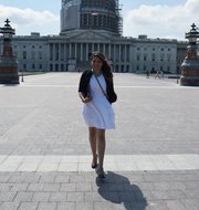 Cindy Nava camina frente al Capitolio hoy, martes 9 de junio de 2015, en Washington DC. Cuando sus padres decidieron cruzar la frontera entre México y Estados Unidos, Cindy Nava, con apenas seis años, no sabía que estaba destinada a soñar. Hoy, pese a no tener papeles en Estados Unidos y con 26 años, ha pasado a engrosar las filas del Comité Nacional Demócrata (DNC), donde trabaja para fortalecer las políticas destinadas a las mujeres, los jóvenes y los hispanos.