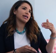 Cindy Nava habla hoy, martes 9 de junio de 2015, en Washington, DC. Cuando sus padres decidieron cruzar la frontera entre México y Estados Unidos Cindy Nava, con apenas seis años, no sabía que estaba destinada a soñar. Hoy, pese a no tener papeles, ha pasado a engrosar las filas del Comité Nacional Demócrata (DNC).