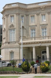 Vista de la Sección de Intereses de Cuba hoy, miércoles 10 de junio de 2015, en Washington. El mástil ubicado a la izquierda está listo para izar bandera en el momento en que se anuncie la apertura de embajadas cubana y estadounidense en las respectivas capitales, dentro del marco de proceso de normalización bilateral iniciado en diciembre pasado. Una veintena de funcionarios de la Sección de Intereses de Cuba, incluido el jefe de la misión José Cabañas, cantaron el himno de Cuba y aplaudieron cuando los obreros erigieron el mástil frente al edificio situado en el barrio de Columbia Heights, a unos tres kilómetros de la Casa Blanca.
