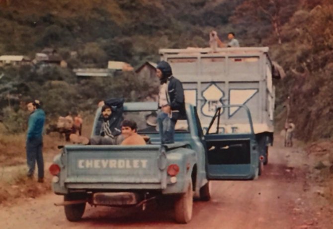Ecuador: en una camioneta en la ruta de Baños hacia la selva
