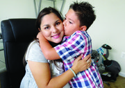 AMOR. El pequeño Mario Andrés no se quiere despegar de su madre, Andrea Bocángel, tras cuatro años de separación.