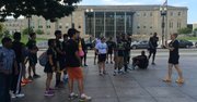 La directora del programa, Morgan Pleasant (der.), da instrucciones atléticas a varios participantes de la práctica sabatina de Teens Run DC.