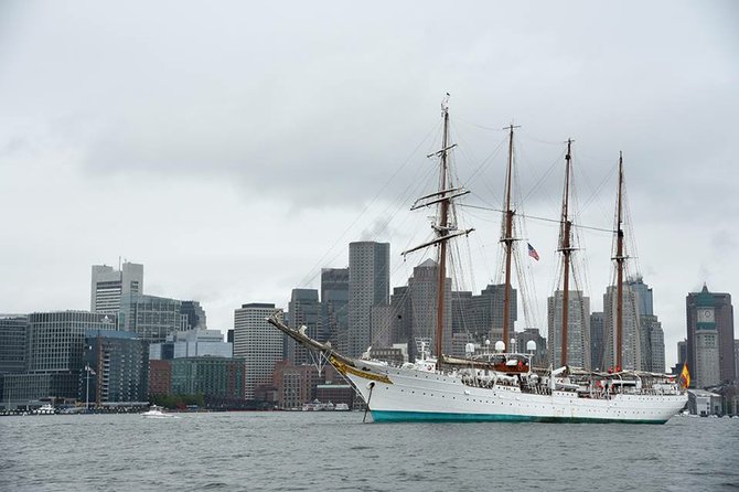 El lunes 15 de junio recibimos en nuestra bahía al buque escuela español Juan Sebastián de Elcano, uno de los más grandes de su tipo, y que estuvo estacionado en el Pier Four en Charlestown hasta el 20 de junio.